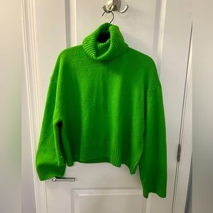 S-M green turtle neck full sleeves sweater